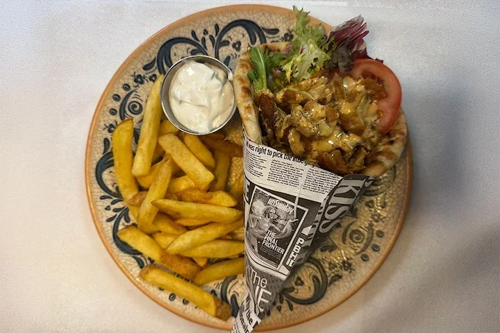 Gyros i pitabröd med pommes och tzatsiki i Kungshallen