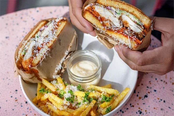 Frukost eller Lunch hos MR Cake på Norrmalm eller Östermalm