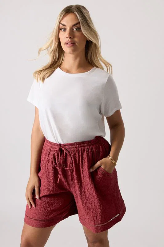 Image of YOURS  Shorts in Dunkelrot mit HÃ¤kelverzierung