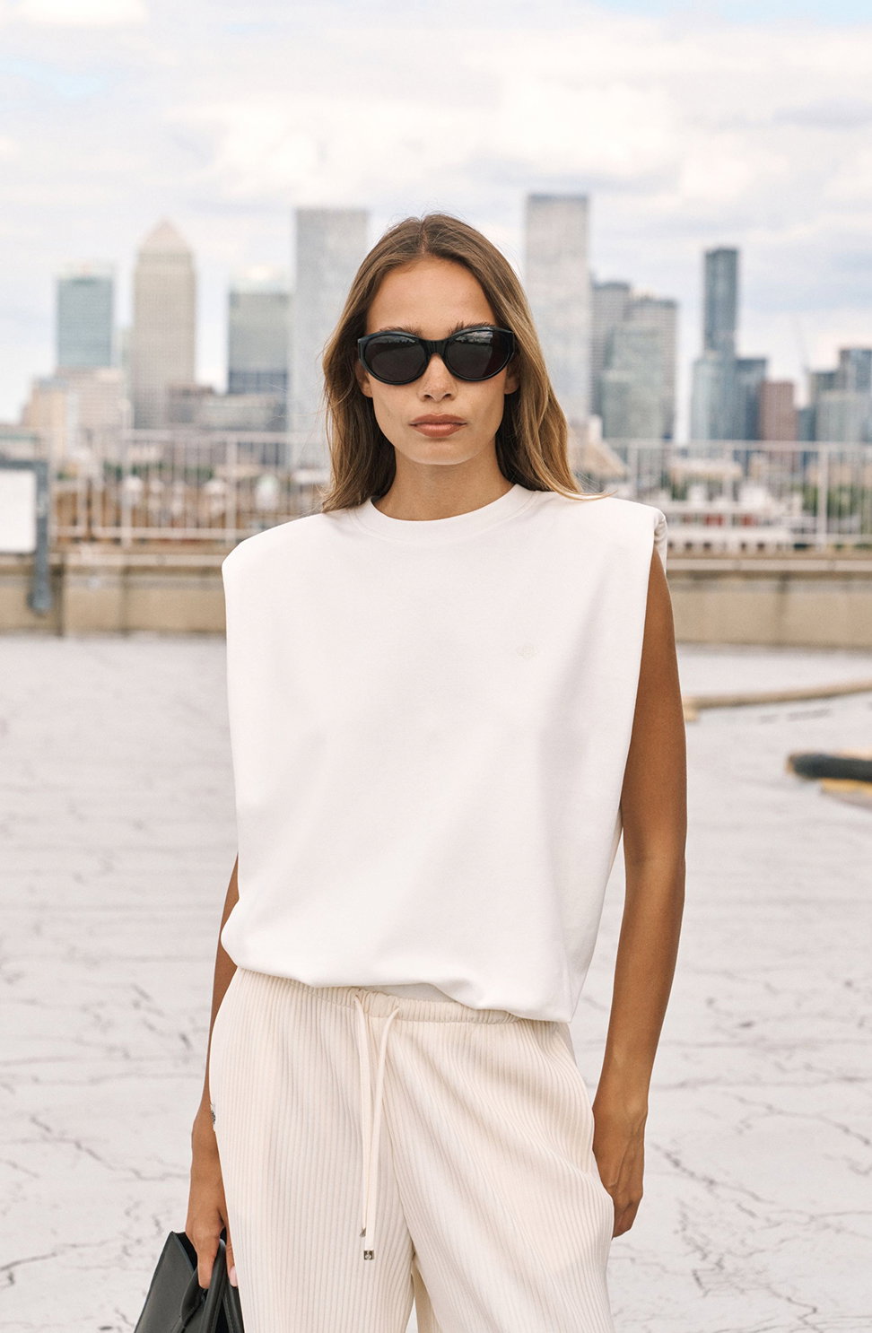 SLEEVELESS SHOULDER PAD T-SHIRT