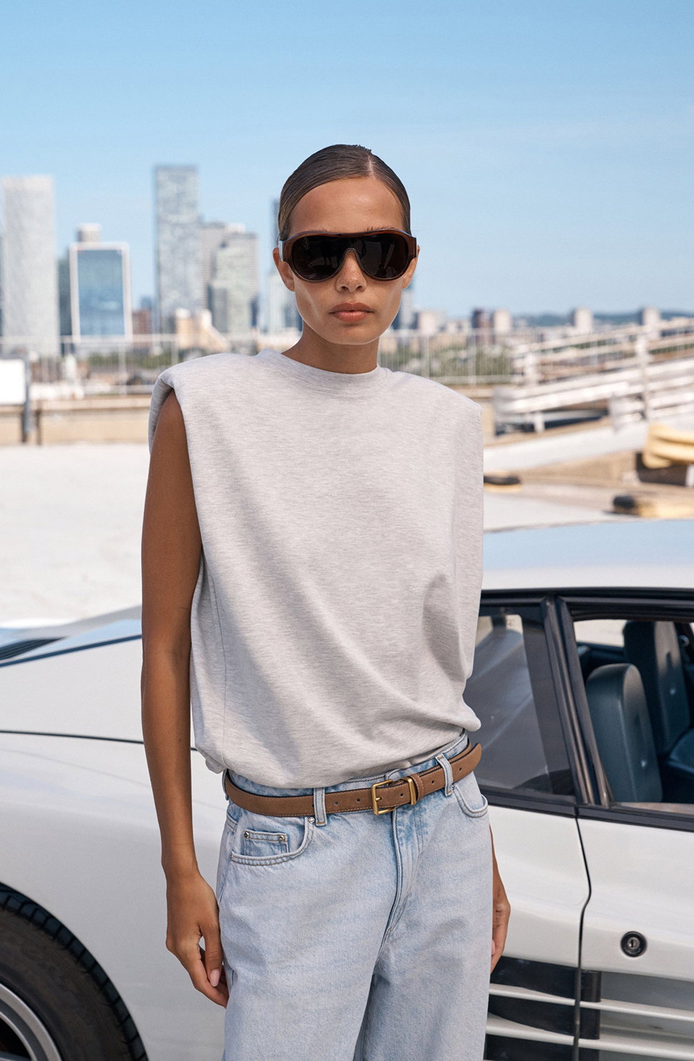 SLEEVELESS SHOULDER PAD T-SHIRT