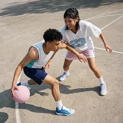 Un uomo palleggia una palla da basket rosa mentre una donna con la maglia numero 23 lo difende su un campo all'aperto.