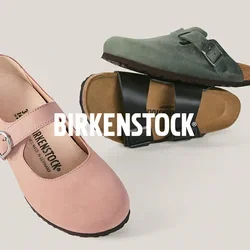 Zapato Mary Jane rosa con hebilla y dos sandalias Birkenstock en verde y negro con correas con hebilla sobre fondo beige.