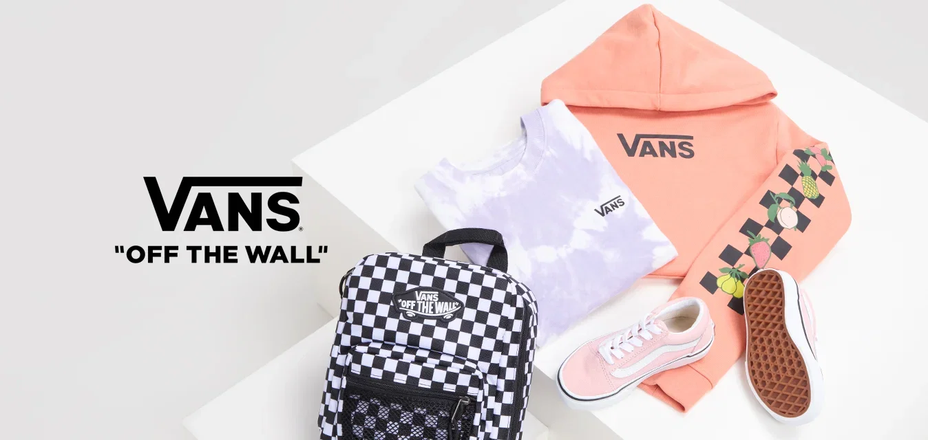 Sudadera rosa de Vans, camiseta de tie-dye, mochila de cuadros y zapatillas rosas con suelas blancas, con acentos de frutas y materiales texturizados.