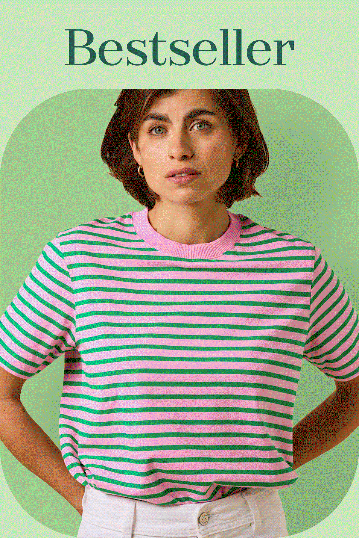 Thema Bestseller: Wechselnde Ansicht von weiblich und männlich gelesenen Models in Steifen bzw. rosa T-Shirt, Sandalen, Lautsprecher aus Holz.