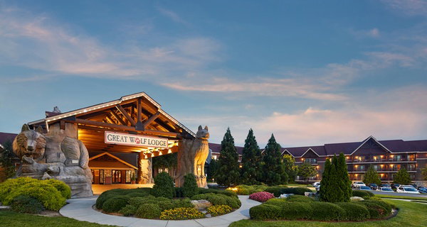 FLASH SALE: Indoor Water Park & Family Suites at Great Wolf Lodge