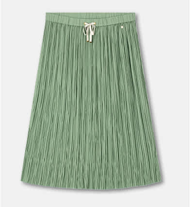 Die Abbildung zeigt einen eucalyptus farbenen Midi-Sommerrock in Crinkle-Qualität.