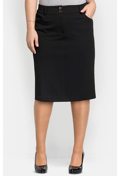 Ein Model trägt einen schwarzen Bleistiftrock mit mit schmeichelndem Bodyforming-Effekt.