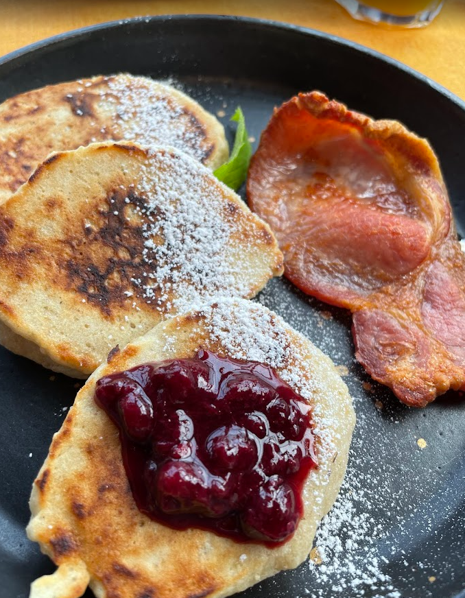 Iers ontbijt met pannenkoeken en spek
