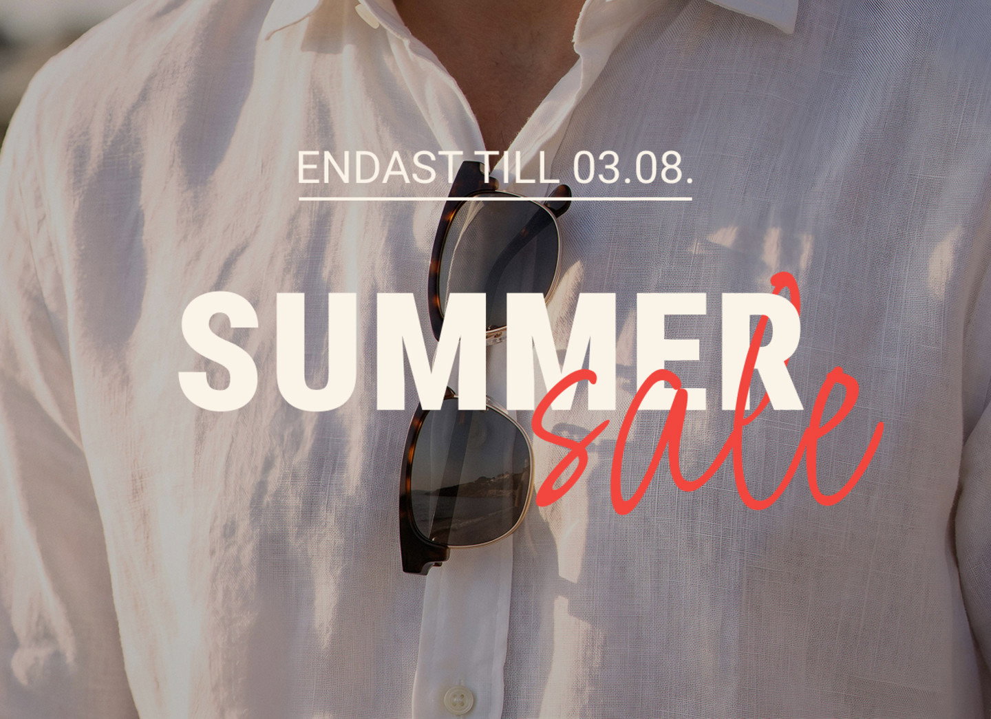 Man i vit linneskjorta med solglasögon, text "Endast till 03.08. Summer Sale"