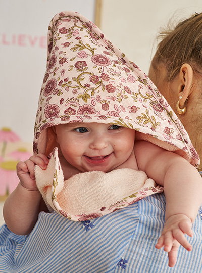 Hooded towel and mitt by LATIKA - printed pink