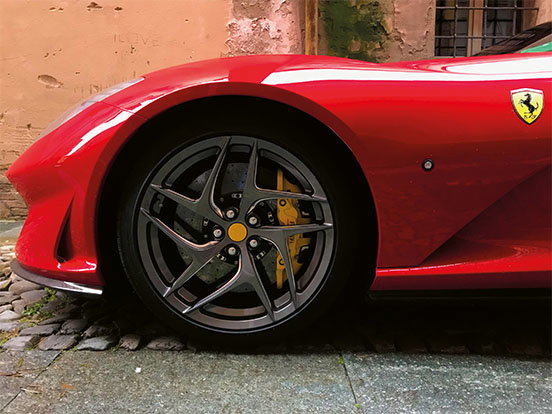 Ein roter Ferrari ist von der Seite abgebildet.