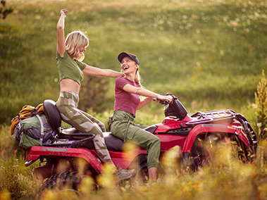 Zwei Personen fahren auf Quads.
