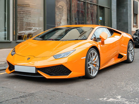 Ein gelber Lamborghini ist abgebildet.