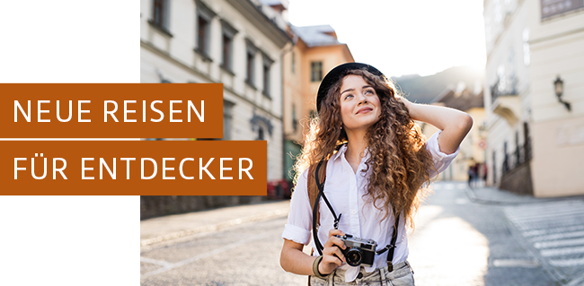 Frau mit Kamera läuft durch eine Stadt. Text: Neue Reisen für Entdecker.