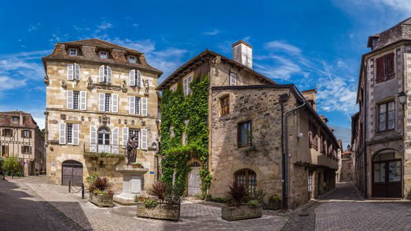 Avec son abbaye millénaire exceptionnelle, ce village médiéval de Corrèze est l'un des  Plus beaux de France 
