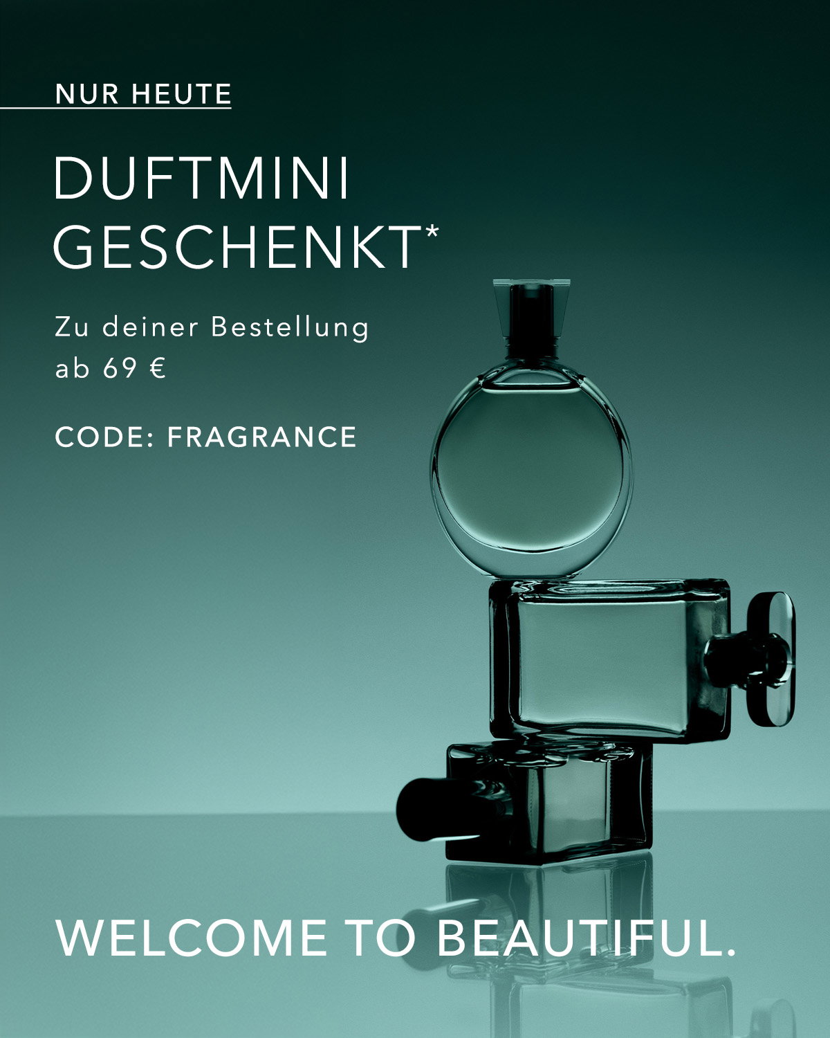 Werbegrafik mit einem dunkelgrünen Farbverlauf im Hintergrund. Rechts sind drei elegante Parfümflakons aus Glas übereinandergestapelt. Links steht der Text: „Nur heute – Duftmini geschenkt* zu deiner Bestellung ab 69 €. Code: FRAGRANCE“. Am unteren Bildrand steht der Slogan „Welcome to Beautiful.“. Die Gestaltung wirkt modern, minimalistisch und luxuriös.