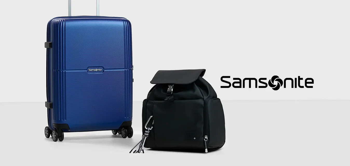 Valise rigide bleue avec surface texturée, poignée télescopique et quatre roues, à côté d'un sac à dos noir avec rabat à repli et cordon de serrage.