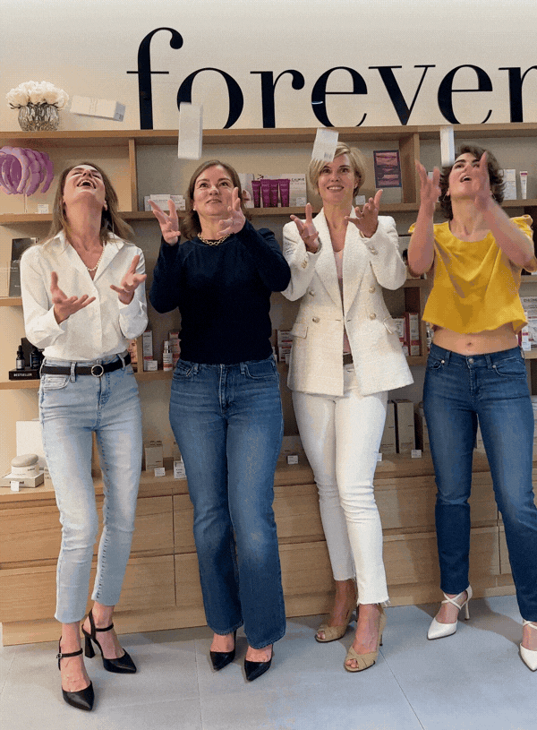 A gif of the Polla Sisters throwing and catching Alchimie Forever products.
