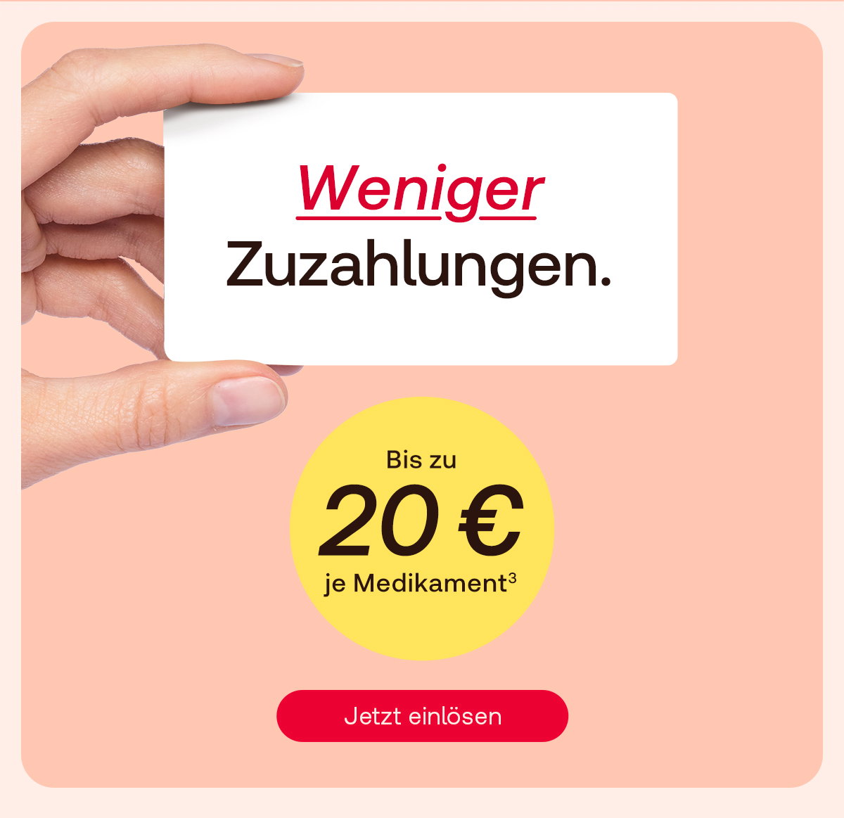 Hand hält eine weiße Karte mit der Aufschrift „Weniger Zuzahlungen“. Darunter ein gelber Kreis mit dem Hinweis „Bis zu 20 € je Medikament“ und ein roter Button mit der Aufschrift „Jetzt einlösen“ vor einem hellrosa Hintergrund.