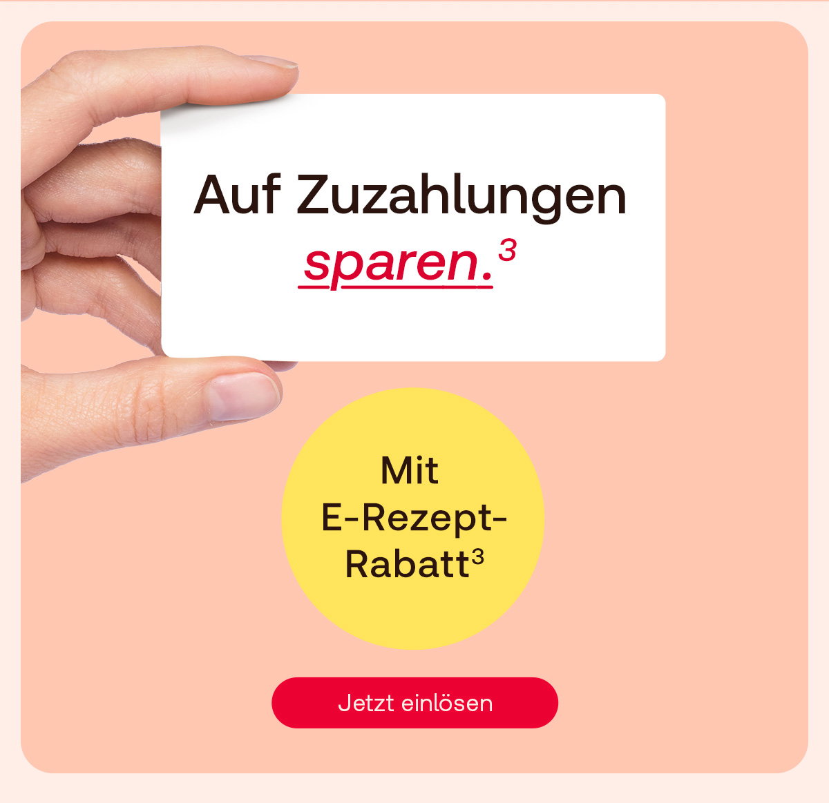 Hand hält eine weiße Karte mit der Aufschrift „Auf Zuzahlungen sparen“. Darunter ein gelber Kreis mit dem Hinweis „Mit E-Rezept-Rabatt“ und ein roter Button mit der Aufschrift „Jetzt einlösen“ vor einem hellrosa Hintergrund.