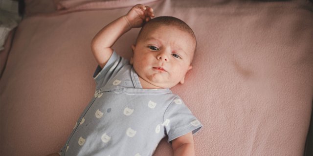 bébé dans un lit