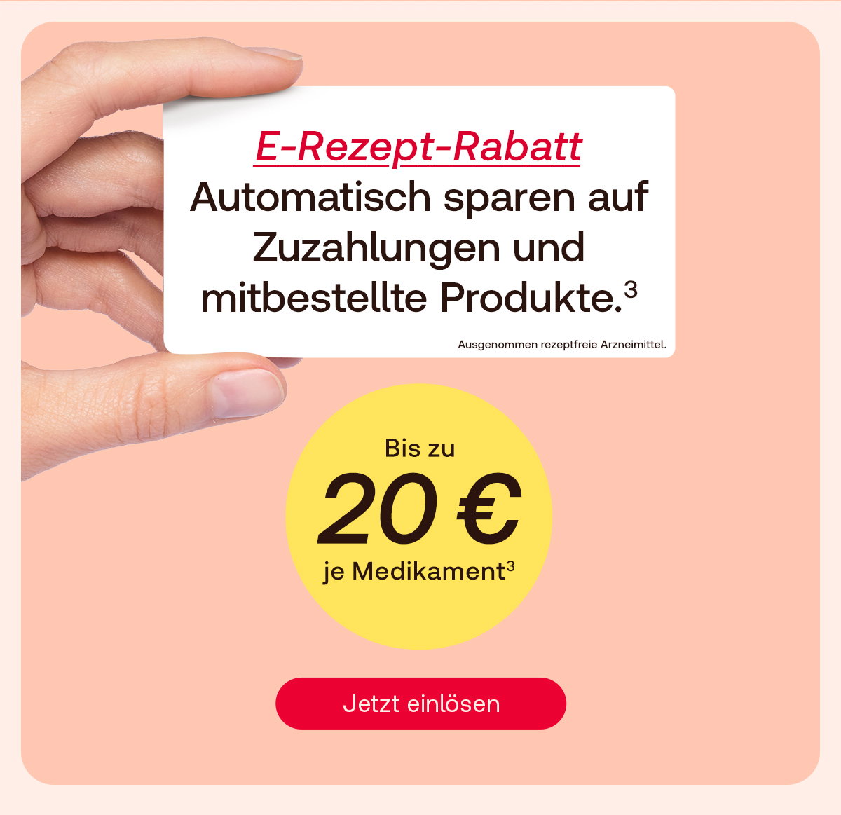 Hand hält eine weiße Karte mit der Aufschrift „E-Rezept-Rabatt – Automatisch sparen auf Zuzahlungen und mitbestellte Produkte“. Darunter ein gelber Kreis mit dem Hinweis „Bis zu 20 € je Medikament“. Unten befindet sich ein roter Button mit der Aufschrift „Jetzt einlösen“ vor einem hellrosa Hintergrund.