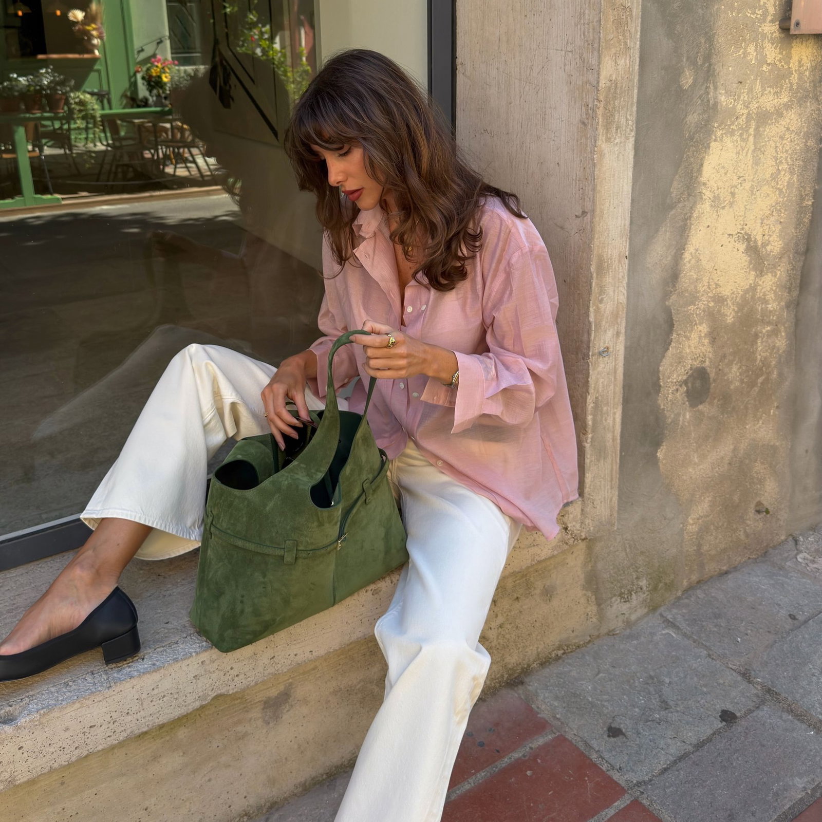 Dank dieser Styling-Twists sehen diese „langweiligen“ Sommer-Outfits überraschend luxuriös aus 