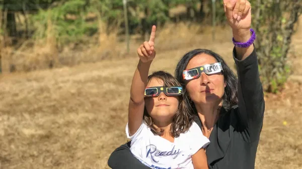 Éclipse solaire du 12 août 2026: comment la regarder sans danger pour vos yeux
