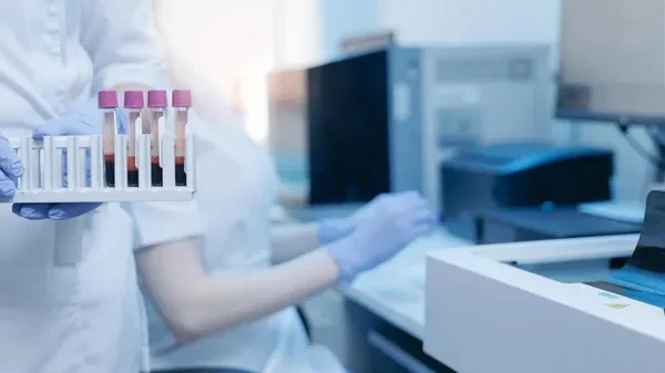 Un test sanguin pour diagnostiquer la maladie d’Alzheimer désormais disponible en France