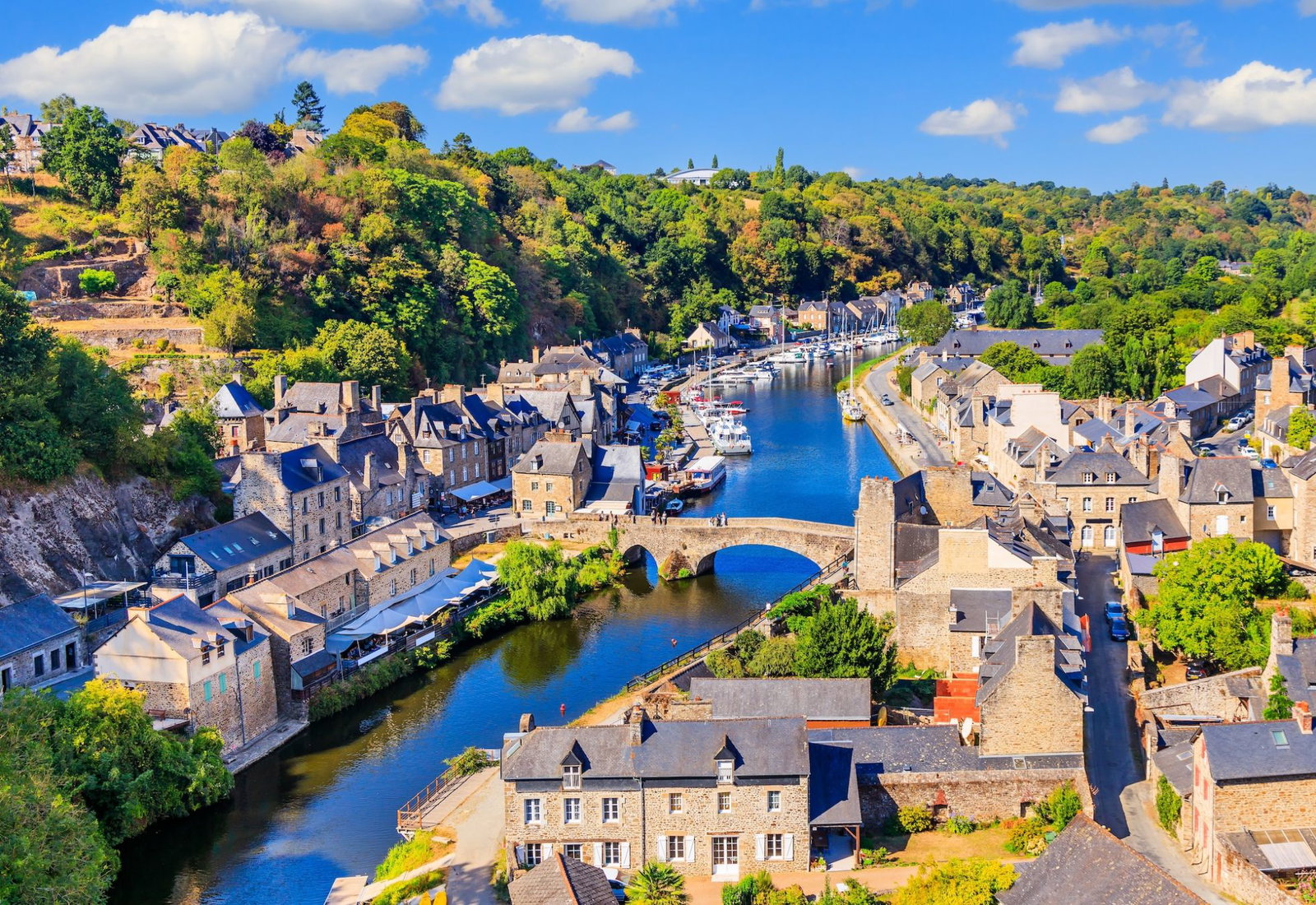 Il porticciolo di Dinan e il fascino quieto della Bretagna