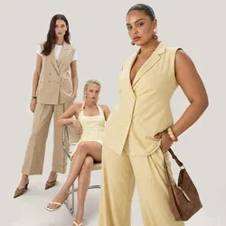 Trois femmes portant des tenues de mode beiges et crème posent devant un fond clair uni avec des postures confiantes variées.