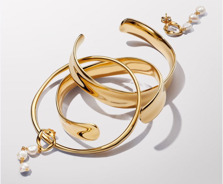 A selection of 14k gold-plated pearl jewellery.