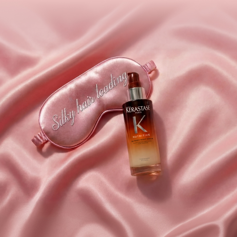  Siero Kérastase Nutritive su seta rosa con mascherina da notte recante la scritta "Silky hair loading"
