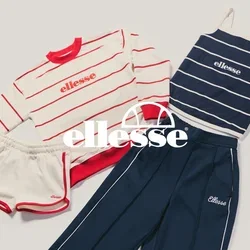 Conjunto de ropa deportiva informal con sudadera a rayas rojas, pantalones cortos blancos, camiseta de tirantes a rayas azul marino y pantalones de chándal azul marino dispuestos sobre un fondo claro.