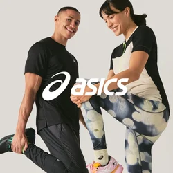 Hombre y mujer con ropa deportiva sonriendo mientras estiran las piernas contra un fondo claro y liso.