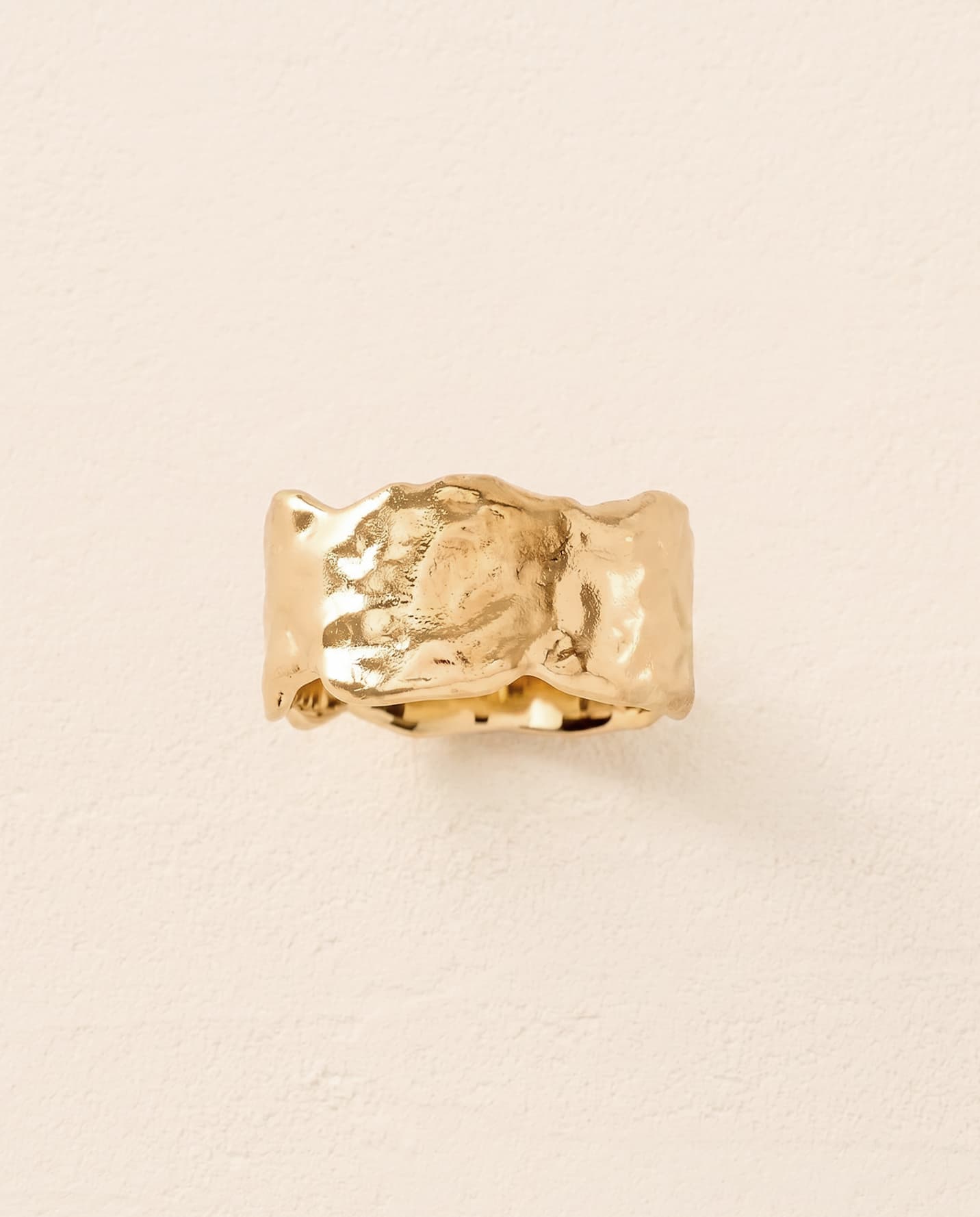 Alphée ring: wide hammered gold band