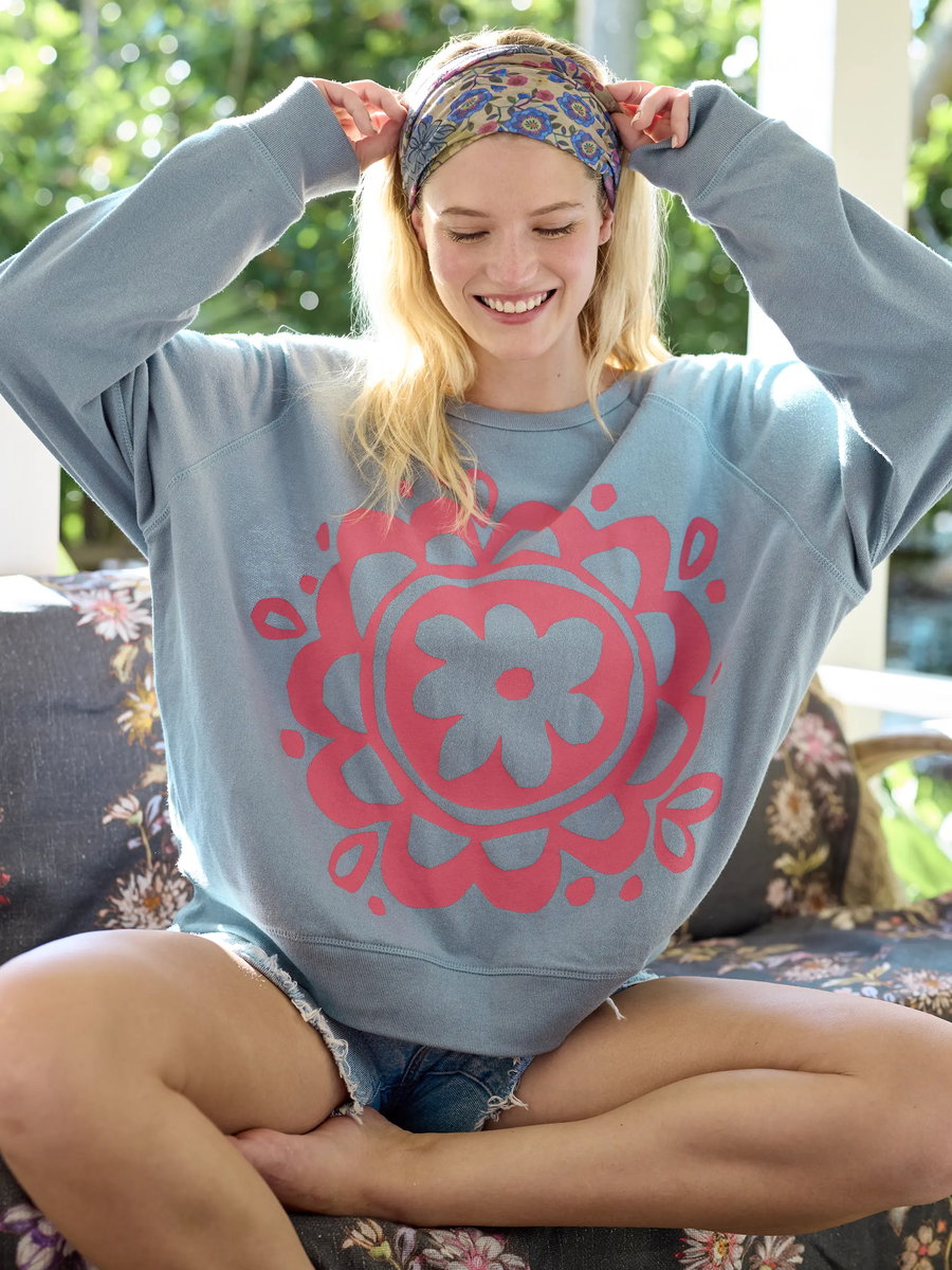 SWEATERS & SWEATSHIRTS
