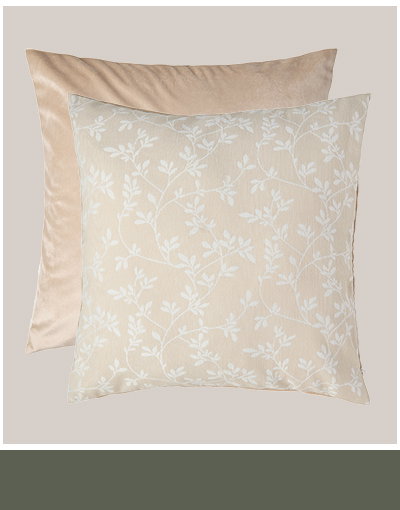 Kissen 2er-Pack, beige, ein Kissen mit floralem Muster, einfarbiges Kissen, Vorderansicht