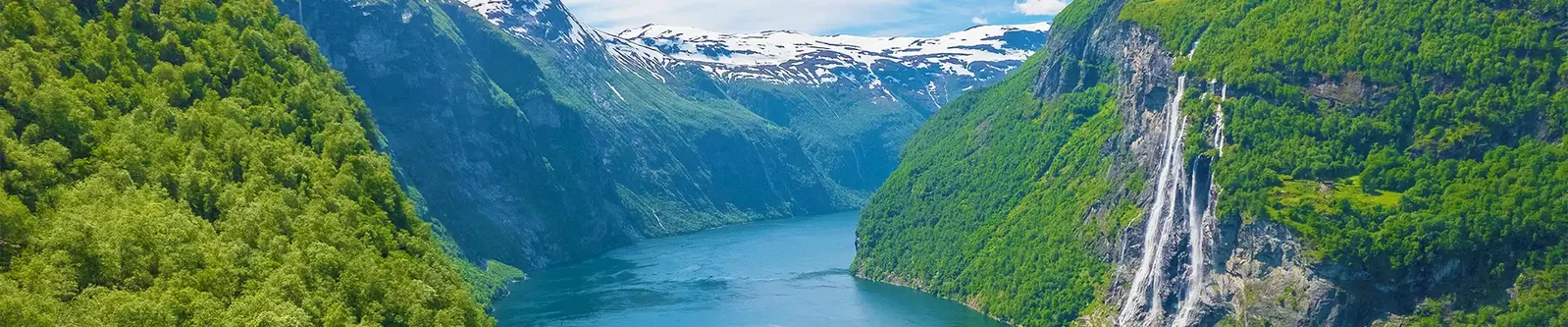 Crucero surcando el Geirangerfjord junto a la cascada de las Siete Hermanas