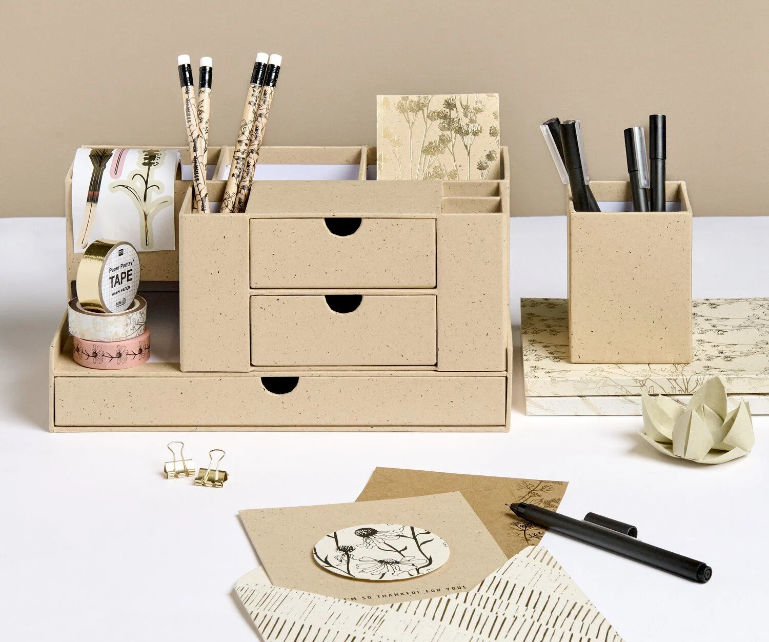 Office Box in Cappuccino mit Stickern, Stiften, Notizheft & Co.
