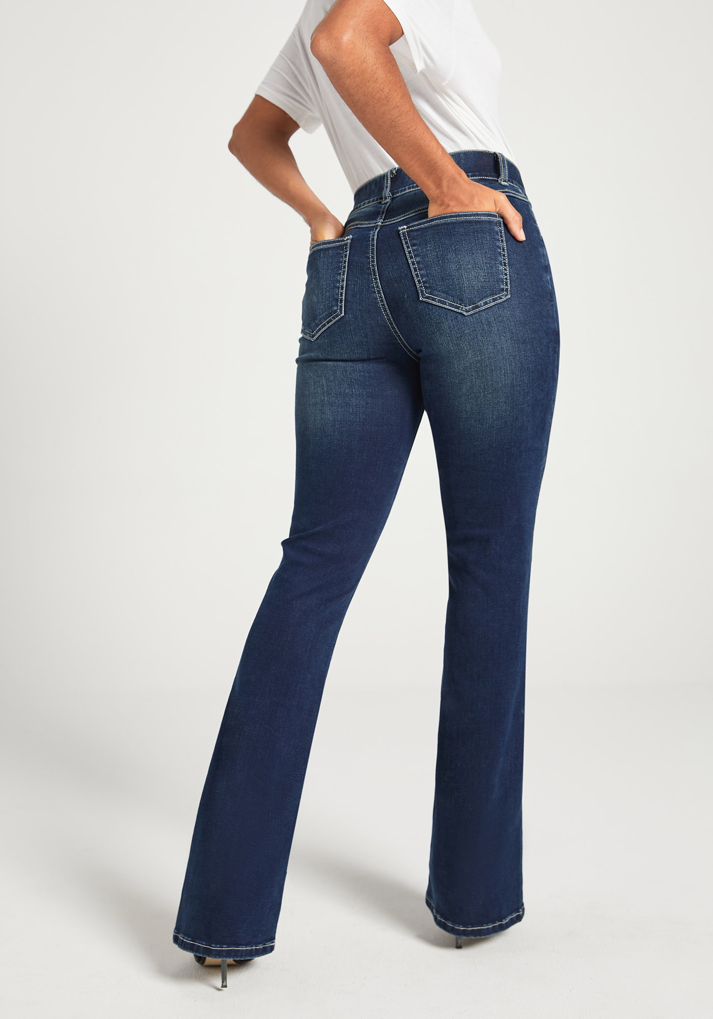 SIGNATURE MID-RISE DENIM BOOTCUT (ROMA WASH)