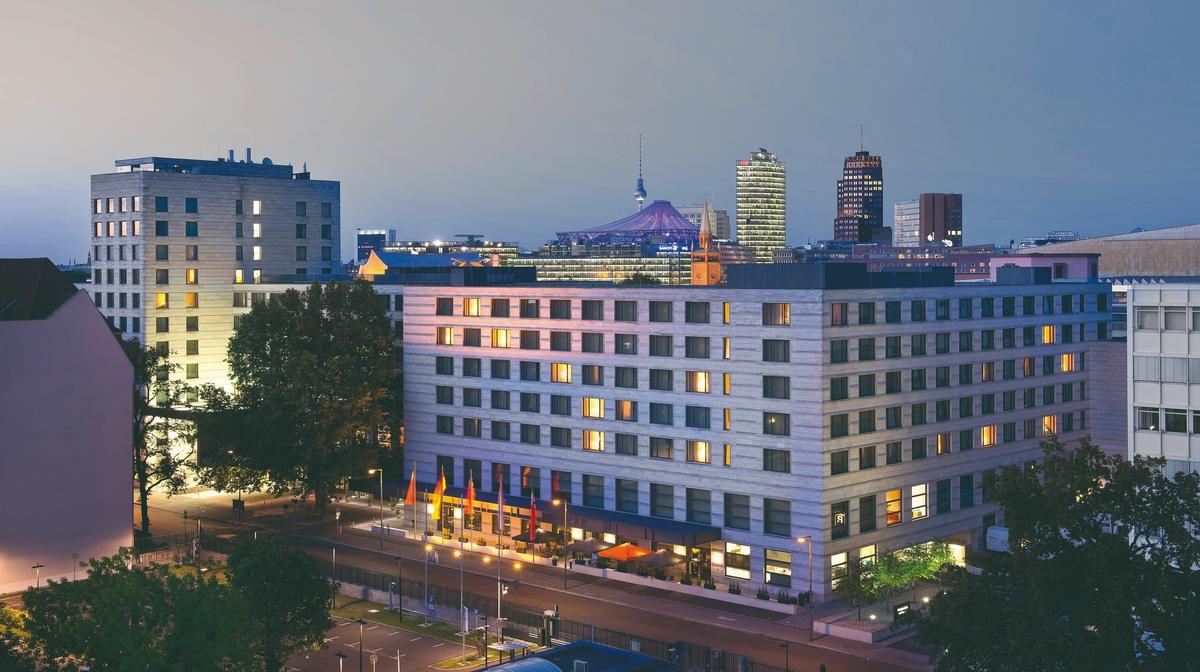 Berlin Luxury near Tiergarten with Daily Breakfast, Nightly Drinks & Club Lounge Access