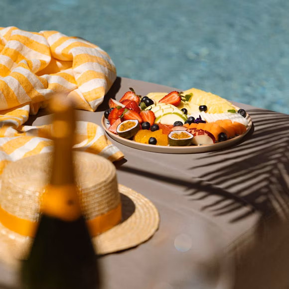 Plate of food on a sun-lounger poolside, linking to BA High Life site. 