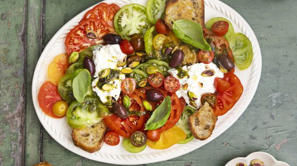 Salade de tomates multicolores, burrata et pesto de pistaches