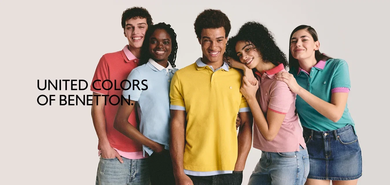 Vijf personen poseren dicht bij elkaar, elk gekleed in een polo shirt van een andere kleur: rood, lichtblauw, geel, roze en teal, met contrasterende kragen.