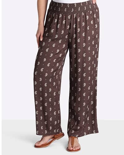 Ein Model trägt eine schoko-sesam-bedruckt Schlupfhose mit Paisley-Allovermuster