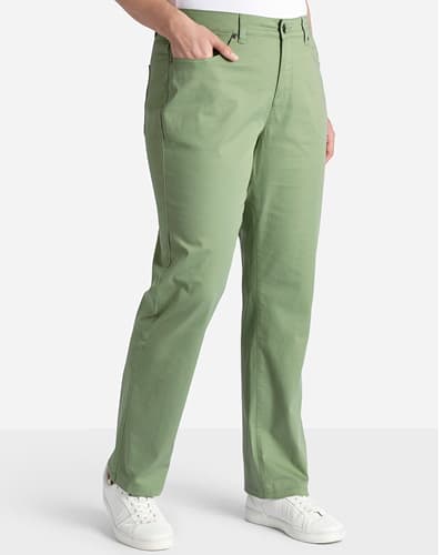 Ein Model trägt eine eucalyptus farbene gerade Hose aus Baumwoll-Twill