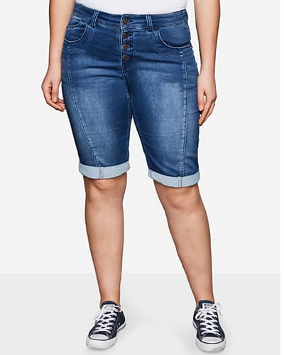 Ein Model trägt eine Bermudas in blue denim in 5-Pocket-Form mit Knopfverschluss