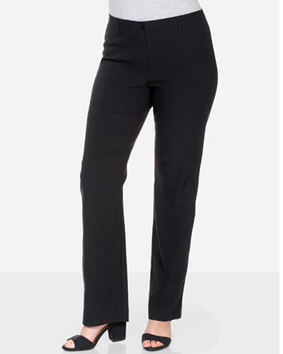 Ein Model trägt eine schwarze Bengalinhose in Bootcut-Beinform